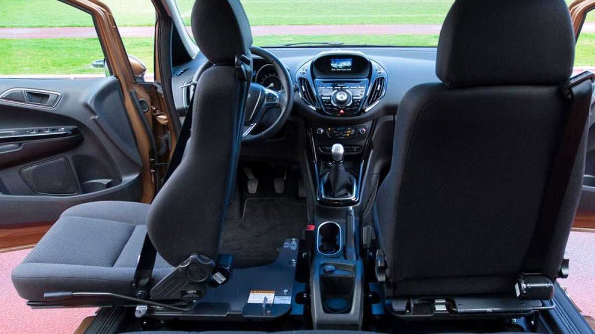 Asiento giratorio y saliente para facilitar la transferencia de personas con discapacidad desde la silla de ruedas al coche.
