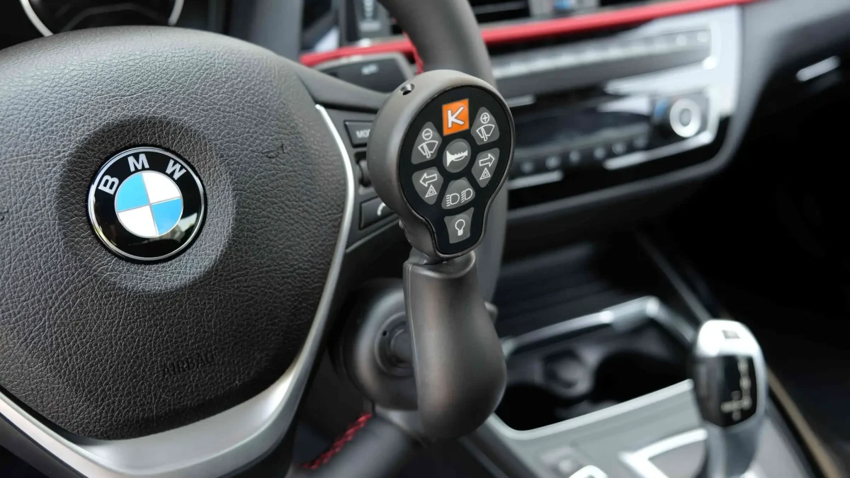 Instalación de mandos de conducción adaptados con acelerador de aro sobre el volante y palanca de freno manual