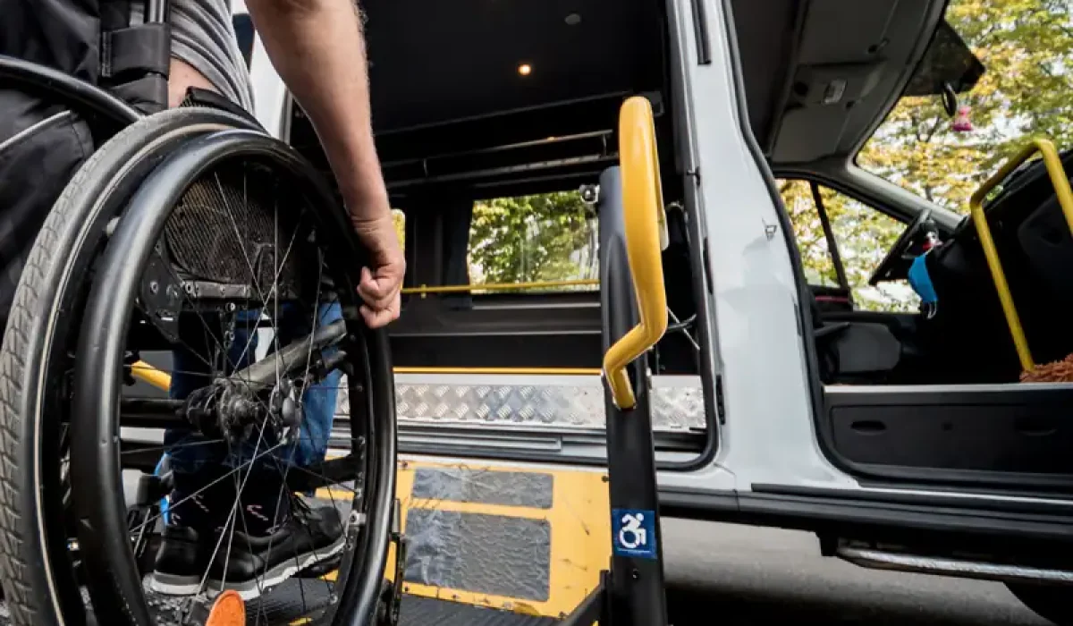 Plataforma elevadora hidráulica instalada en la parte trasera de una furgoneta para el acceso de personas en silla de ruedas